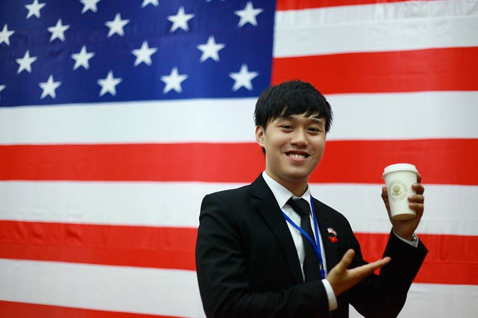 Thành tích ‘‘khủng’’ của 9X xứ Huế 3 lần gặp Tổng thống Obama - 5 Chí Long may mắn được Ngài Obama tặng chiếc cốc