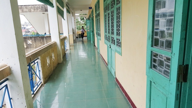 Hiệu trưởng, trưởng phòng giáo dục đã run khi xem clip nhóm nữ sinh đánh bạn - 2
Đoạn hành lang tầng 3 của trường THCS Trần Phú nơi xảy ra vụ nhóm nữ sinh đánh bạn.