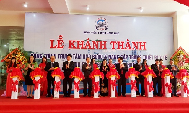 Khánh thành Trung tâm Ung bướu hiện đại tại Bệnh viện Trung ương Huế - 1 Cắt băng khánh thành Trung tâm Ung bướu, Bệnh viện Trung ương Huế