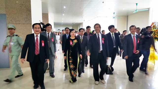 Khánh thành Trung tâm Ung bướu hiện đại tại Bệnh viện Trung ương Huế - 2 Bộ trưởng Bộ Y tế Nguyễn Thị Kim Tiến cùng lãnh đạo các bộ ngành, tỉnh TT-Huế và ban giám đốc bệnh viện Trung ương Huế tham quan Trung tâm Ung bướu Huế