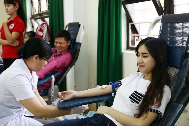 Ngày hội “Chủ nhật đỏ” với sự tham gia hơn 500 bạn trẻ Huế - 2 Các bạn trẻ Huế hiến máu tình nguyện với mong muốn được chia sẻ những giọt máu quý hiếm cứu người