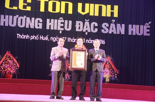 Bún bò Huế được công nhận là kỷ lục Châu Á - 2 Ông Đinh Mạnh Thắng, Chủ tịch Hiệp hội Du lịch Thừa Thiên Huế nhận bằng kỷ lục Châu Á đối với Bún bò Huế