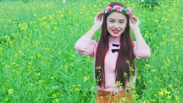 Bạn trẻ Huế mê mẩn mùa hoa cải vàng dịp cận Tết - 5 Nét đẹp của cô con gái Huế bên vườn hoa màu sắc