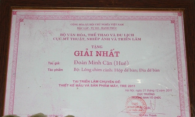 Nghệ nhân làm giàu từ những chiếc lồng chim giá ngàn "đô" - 2
Một số giải thưởng tiêu biểu của ông Căn