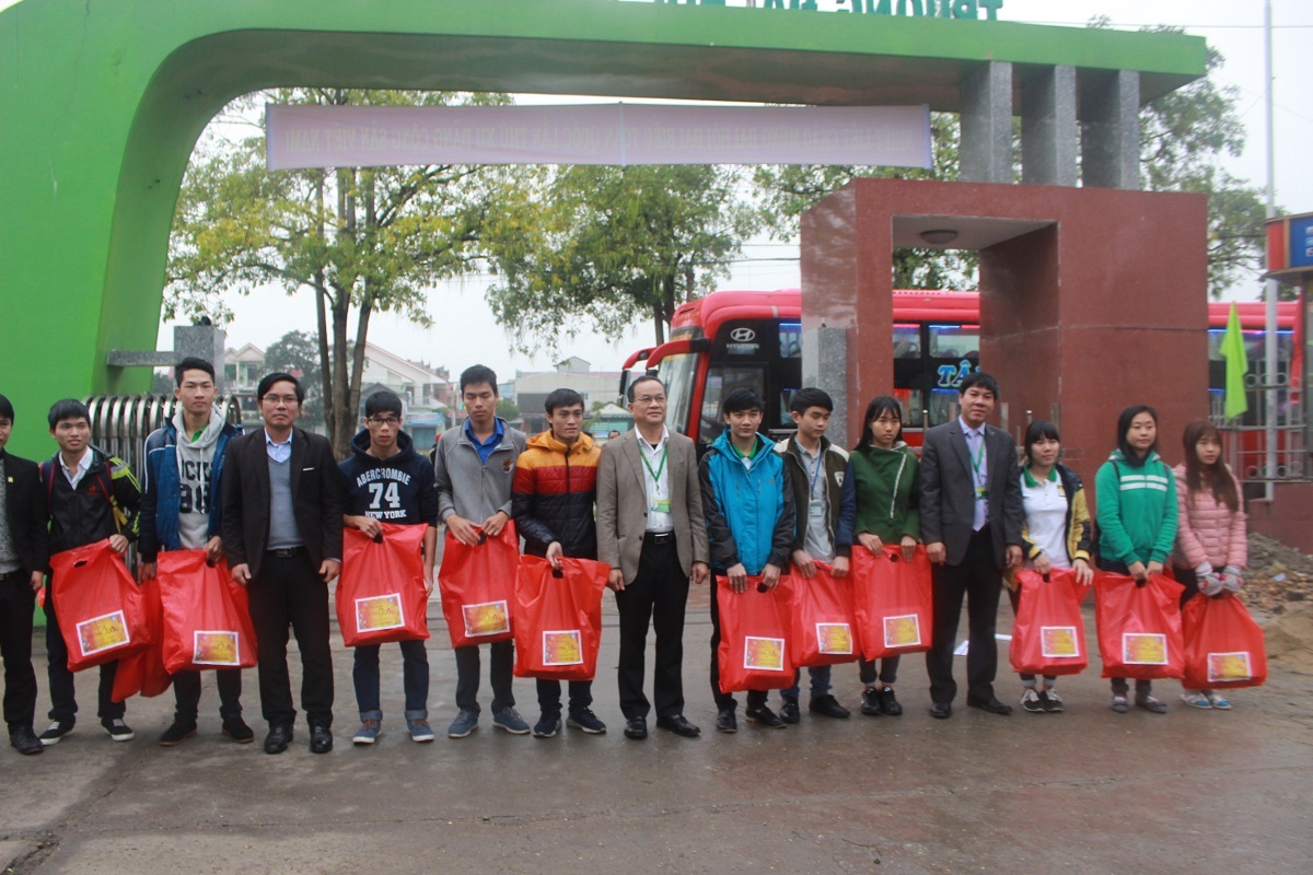 100 suất quà được trao tới tay các em sinh viên