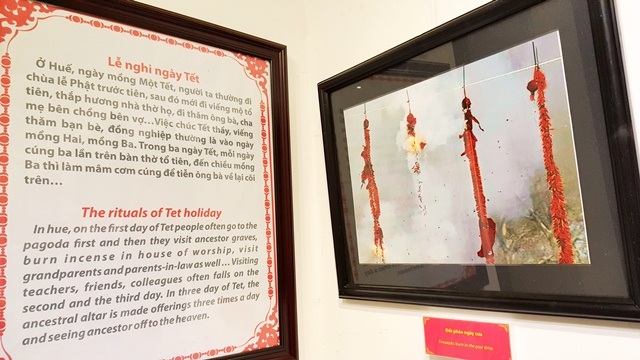 Độc đáo không gian "Tết Huế" tại cố đô - 7 Phong tục ngày tết xưa ở Huế thường là mùng 1 tết cha, mùng 2 tết mẹ và mùng 3 tết thầy. Trong 3 ngày tết, mỗi ngày cúng 3 lần trên bàn thờ tổ tiên