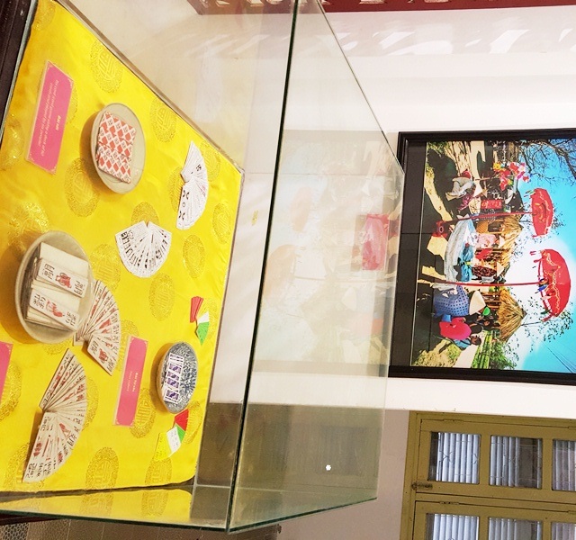 Độc đáo không gian "Tết Huế" tại cố đô - 12 Hội bài chòi (ảnh trên) và các loại bài đa dạng được người Huế chơi trong dịp Tết như bài tới, bài kiệu, bài tứ sắc trưng bày trong tủ kính bên dưới