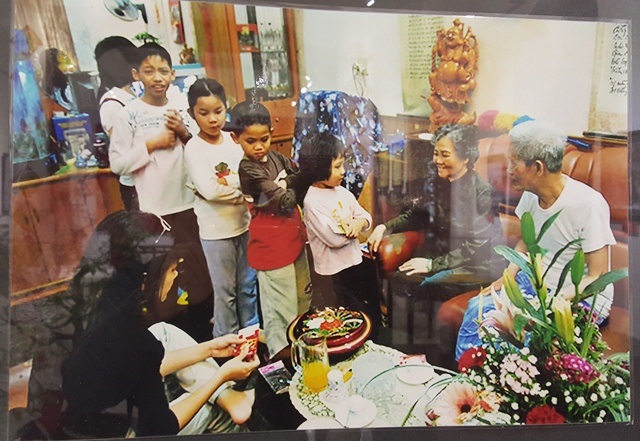 Độc đáo không gian "Tết Huế" tại cố đô - 8 Các cháu chờ ông bà lì xì