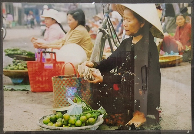 Độc đáo không gian "Tết Huế" tại cố đô - 9 Bán cau trầu sáng mùng 1 ở chợ xưa Gia Lạc (nay là chợ Mai)