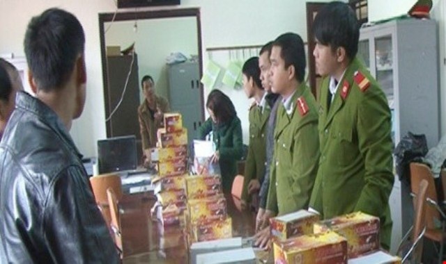 Thu giữ 700 quả pháo nổ ngày cận Tết - 1 Thu giữ 700 quả pháo nổ ngày cận Tết - 1