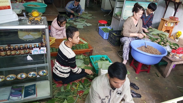 Phố tré xưa Huế tấp nập ngày cuối năm - 1 Cả nhà không đủ người phải huy động bà con dưới quê lên để gói tré - tại tiệm Đông Ba