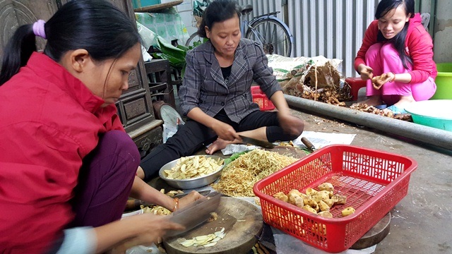 Phố tré xưa Huế tấp nập ngày cuối năm - 5 Xắt gừng riềng