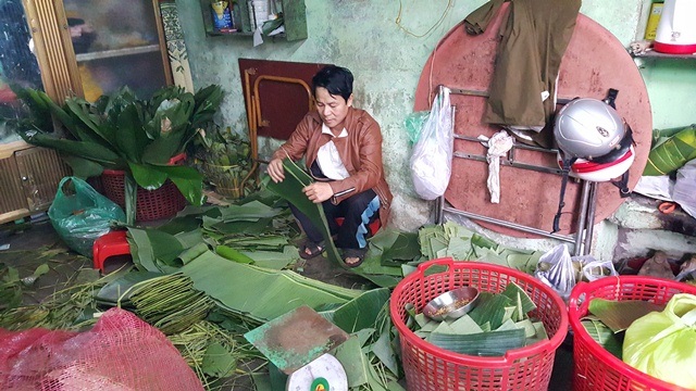 Phố tré xưa Huế tấp nập ngày cuối năm - 6 Vuốt sạch các lá chuối, lá ổi trước khi gói Tré
