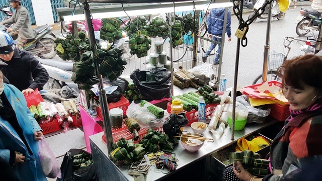 Phố tré xưa Huế tấp nập ngày cuối năm - 2 Chị Hảo không ăn hết tô bún từ sáng đến trưa do khách vào mua tré quá đông