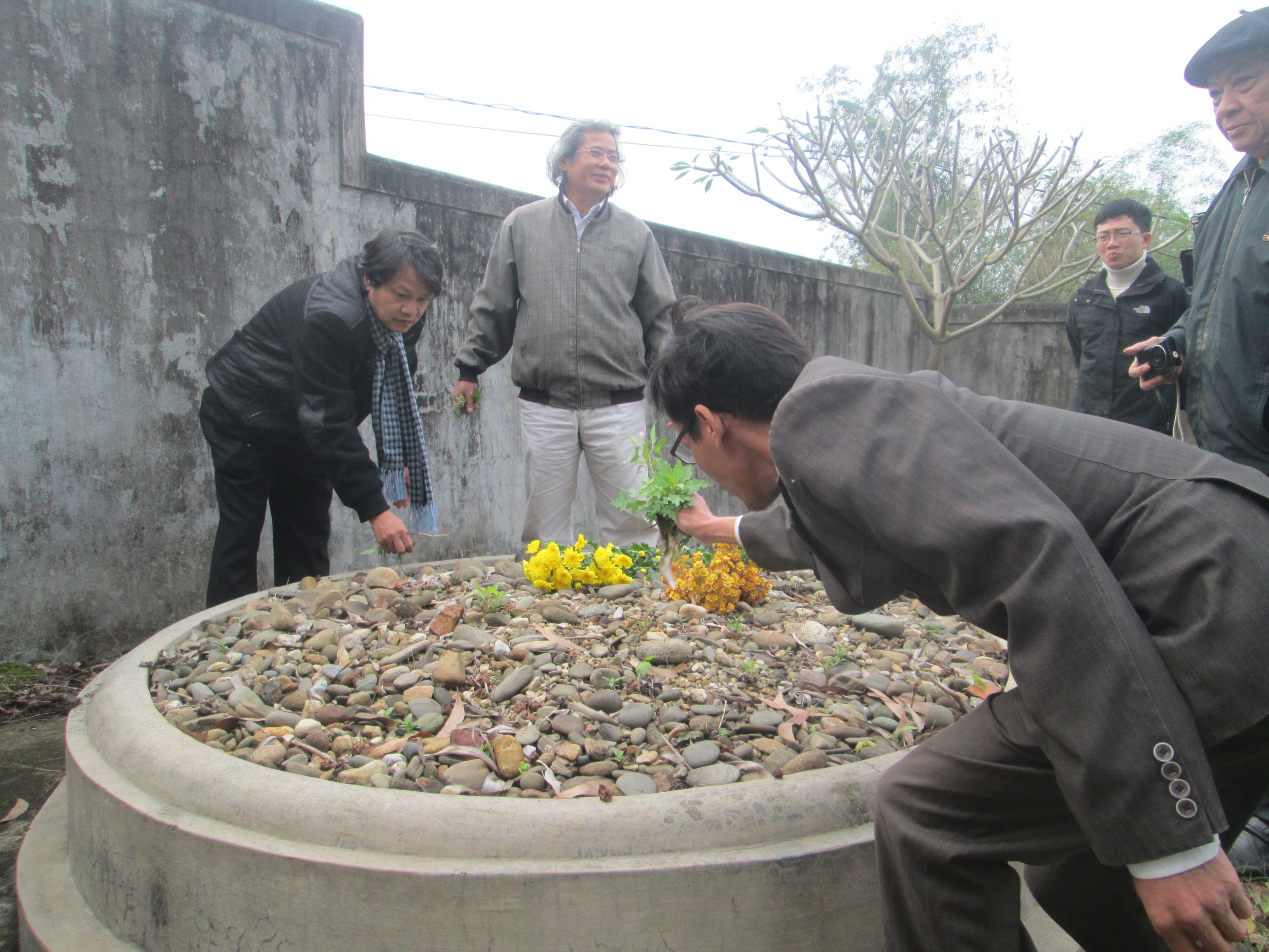 Thắp hương cho mộ Phạm Hầu