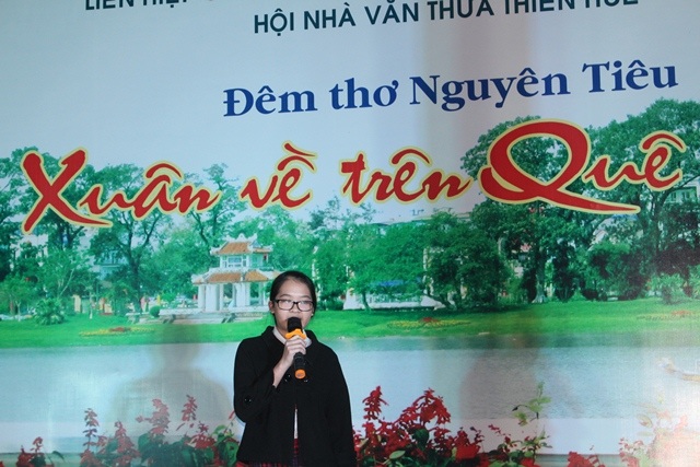 Lắng đọng, cảm xúc trong đêm thơ Nguyên tiêu tại Huế - 7 Những vần thơ tuổi mới lớn một học sinh lớp 10 chuyên Văn trường THPT chuyên Quốc Học Huế mang đến đêm thơ