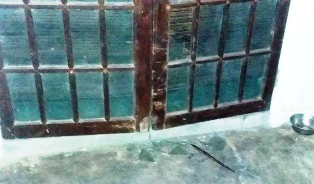 Thuê nhà để nuôi dưỡng chó mèo bỏ rơi bị hàng xóm qua đập phá? - 4 Nhiều kính bị vỡ