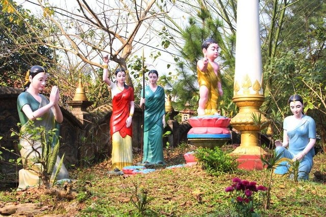 Trong chùa có nhiều bức tượng hết sức độc đáo và cuốn hút