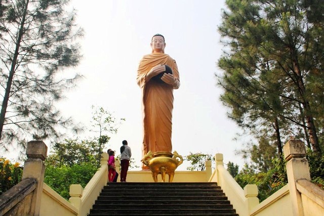 Trước khi đi vào chùa, tại ngã ba ở chân đồi, du khách sẽ bắt gặp và ấn tượng với pho tượng Thế Tôn khất thực uy nghiêm cao khoảng 8 mét, trước khi gặp một con đường quanh co dẫn vào chùa