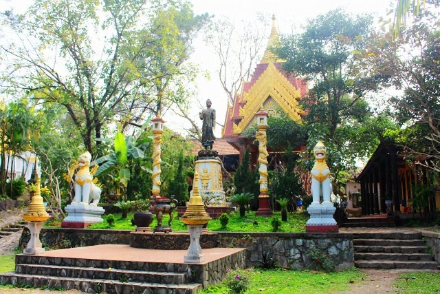 Từ cổng đi thẳng vào chùa sẽ gặp một khu vườn với bức tượng Đức Phật bằng đồng ở giữa với tư thế đang đứng, dáng vẻ uy nghi, xung quanh bài trí tượng, trụ biểu, Phật tháp…