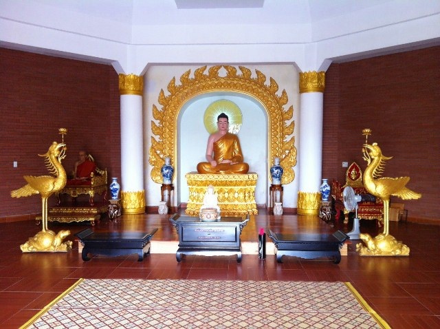 Bên trong chính điện của bảo tháp là bức tượng Đức Phật Thích Ca Mâu Ni cao 1,6m trên bảo tọa cao hơn 2m đang ngồi tọa thiền rất hiền từ. Bên trái là tượng của Hòa thượng Hộ Nhẫn – người xây dựng nên ngôi chùa Thiền Lâm này. Bên phải là nơi đặt chiếc ghế với các thư mục, sách nghiên cứu về Phật giáo. Được thiết kết rất đơn giản nhưng chánh điện vẫn toát lên được vẻ trang nghiêm