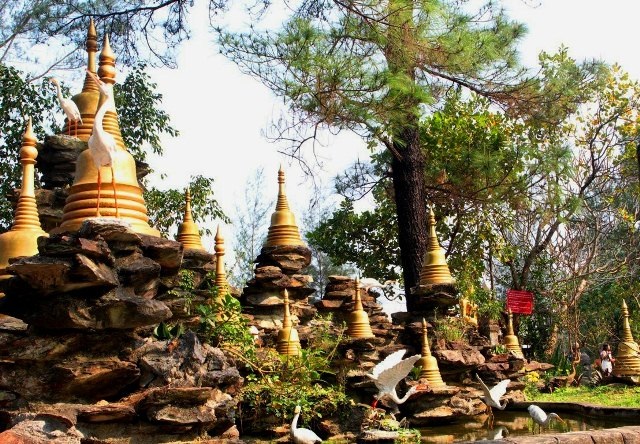 Trong chùa còn có khu vườn với những hòn non bộ cũng rất sống động, gồm nhiều tháp chuông vàng mang nhiều kích thước khác nhau