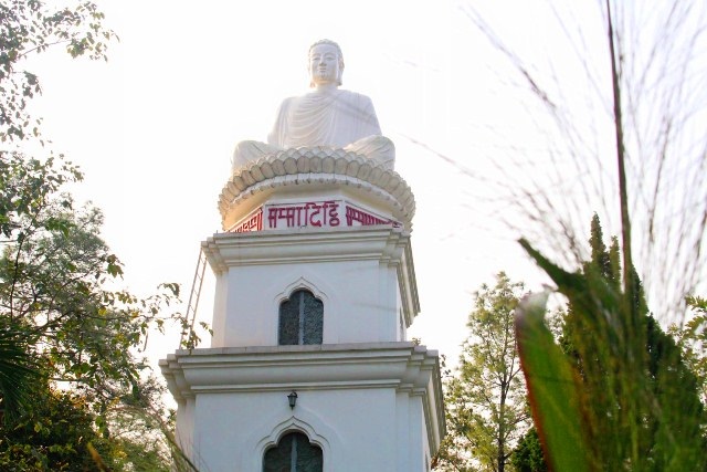 Trước khuôn viên chùa, phía bên trái còn có bảo tượng Ðức Phật toạ thiền, quay mặt về hướng Ðông cao 5,2 mét. Bảo tượng được đặt trên bảo đài 3 tầng cao 9 mét nên càng có nét uy nghiêm