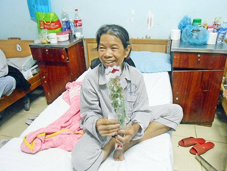 Giới trẻ Huế tổ chức 8/3 cho nữ bệnh nhân ung thư - 1 Những bệnh nhân bị nặng không đi được thì các em tình nguyện viên đến tặng hoa tại giường bệnh