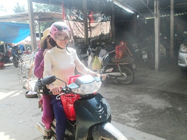 
Nữ xe ôm trẻ chạy xe kiếm sống nuôi gia đình.
