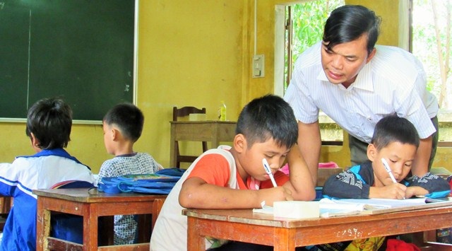 Thầy giáo trẻ tận tụy dạy chữ cho học sinh Cơ Tu - 1 Thầy Thiết bắt đầu dạy từ lớp 1, đến lớp 2 và lớp 3 theo vòng tròn. Trong 1 lớp học có đến 3 khối lớp khiến thầy phải rất vất vả khi dạy học