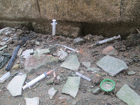 La liệt kim tiêm còn dính đầy máu