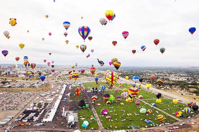 Festival Huế 2016 sẽ có ngày hội Khinh khí cầu Quốc tế - 1 Các khinh khí cầu rực rỡ sắc màu trong 1 lễ hội khinh khí cầu quốc tế (ảnh: Internet)