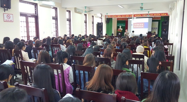 Hàng trăm nữ sinh viên bỡ ngỡ khi nghe kiến thức về sức khỏe sinh sản - 2 Tập huấn sức khỏe sinh sản và sức khỏe tình dục cho SV sẽ giúp các em có kiến thức để xử lý tốt các vấn đề này trong cuộc sống về lâu dài