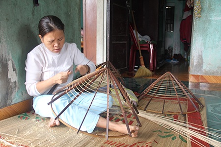 Chị Thảo làm tất cả mọi việc từ bán bánh bao đền chằm nón để lo cho 4 con ăn học