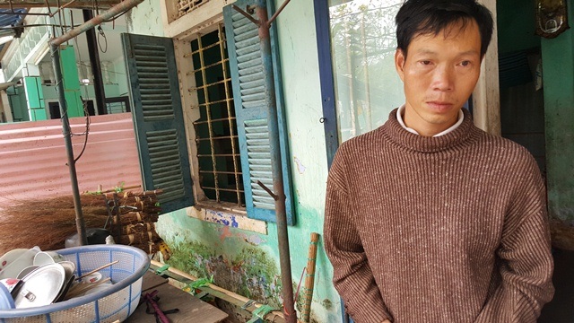 Dùng xăng nướng khoai, bé lớp 5 bị bỏng nửa người - 4 Bố em bị mù lòa hàng ngày đẩy xe chổi cùng vợ đi bán kiếm sống nuôi 3 con