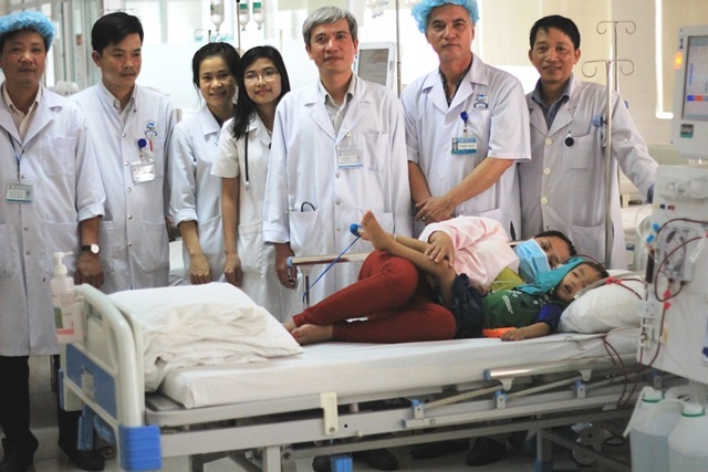 Lần đầu chạy thận nhân tạo thành công cho bé 5 tuổi nặng 12 cân - 1
Y bác sĩ các chuyên khoa Bệnh viện Trung ương Huế sau ca chạy thận nhân tạo thành công cho cháu V. (ảnh: Th.s.BS. Đặng Ngọc Tuấn Anh, Trưởng Khoa Ghép tạng - Thận nhân tạo cung cấp)