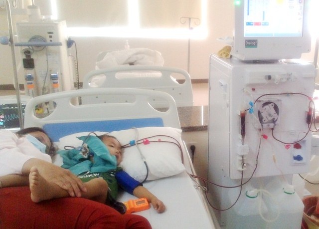 Lần đầu chạy thận nhân tạo thành công cho bé 5 tuổi nặng 12 cân - 2 Mẹ ở bên cháu V. trong thời gian chạy thận nhân tạo