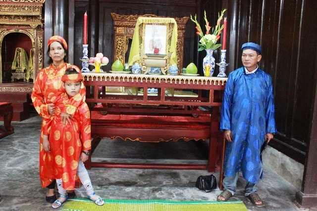 Người cháu nghèo vua Thành Thái bật khóc khi lần đầu dự lễ kỵ vua ông - 1 Vì hoàn cảnh khốn khó nên đây là lần đầu tiên cả gia đình ông Tài mới được tới Huế để dự lễ kỵ vua ông Thành Thái và thăm mộ cha, hoàng tử Vĩnh Giu tại An Lăng, TP Huế