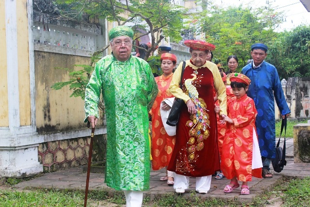 Người cháu nghèo vua Thành Thái bật khóc khi lần đầu dự lễ kỵ vua ông - 4 Vợ chồng hoàng tử Guy Georges Vĩnh San (người con thứ hai và là trưởng nam của vua Duy Tân) cũng về dự lễ kỵ và thăm mộ vua cha Duy Tân được chôn tại An Lăng