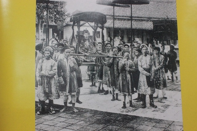 Người cháu nghèo vua Thành Thái bật khóc khi lần đầu dự lễ kỵ vua ông - 5 Hình ảnh vua Duy Tân ngày lên ngôi lúc 7 tuổi được trưng bày tại An Lăng