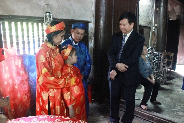 Người cháu nghèo vua Thành Thái bật khóc khi lần đầu dự lễ kỵ vua ông - 6 Nhờ sự giúp đỡ của Trung tâm Bảo tồn Di tích Cố đô Huế mà ước nguyện của gia đình ông Tài đã thành hiện thực. Trong ảnh là ông Nguyễn Dung. Phó Chủ tịch UBND tỉnh Thừa Thiên Huế (ngoài cùng bên phải) thăm hỏi hoàn cảnh gia đình ông Tài tại lễ kỵ vua Thành Thái