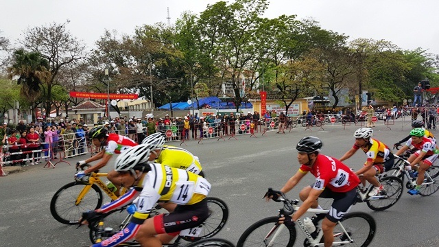 Người dân và du khách đứng rất đông bên đường xem và cổ vũ nhiệt tình cho các đội đua