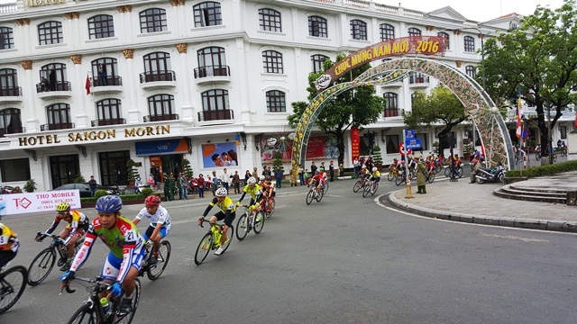 Đoàn đua tiến qua các địa điểm đẹp của Huế như khách sạn xưa nhất Saigon Morin, cầu Trường Tiên, phố Trần Hưng Đạo, các dãy nhà Pháp đẹp trên đường Lê Lợi