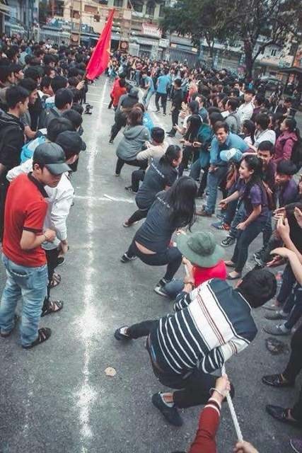 Tưng bừng hội trại 26/3 của sinh viên Huế - 9 và trò kéo co tại trường Đại học Khoa học Huế