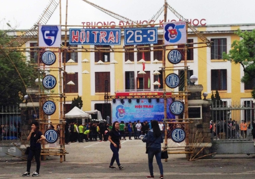 Tưng bừng hội trại 26/3 của sinh viên Huế - 3 Cổng trại trường Đại học Khoa học