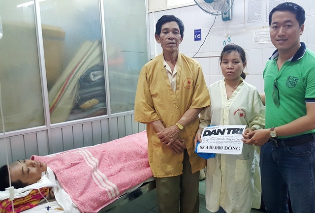 Trao hơn 88 triệu đến người cha đạp xích lô nghèo nguy kịch vì bỏng nặng - 1
Chị Hạnh và ông Thuận nhận 88.440.000 đồng do bạn đọc ủng hộ qua Quỹ Nhân ái từ PV Dân trí