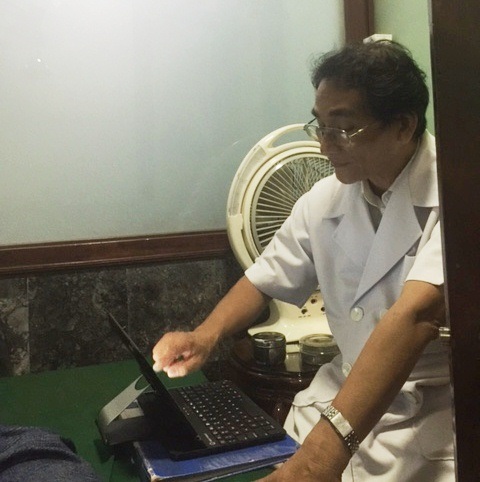 Bác sĩ Hân, người kê đơn bằng chữ Trung Quốc