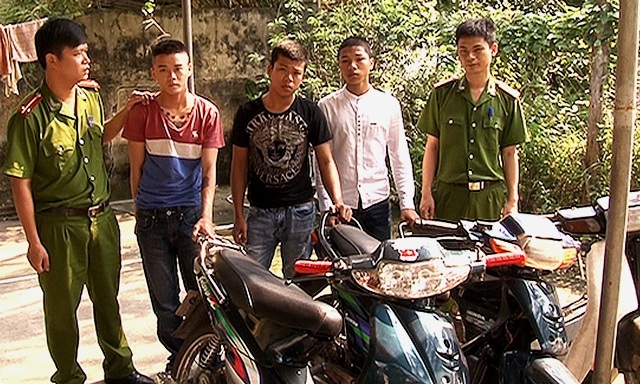 Nhóm trộm nhí thuê nhà nghỉ làm “căn cứ” để bàn cách ăn trộm - 1
3 tên trộm nhí thuê nhà nghỉ tìm phương án ăn trộm đã bị bắt
