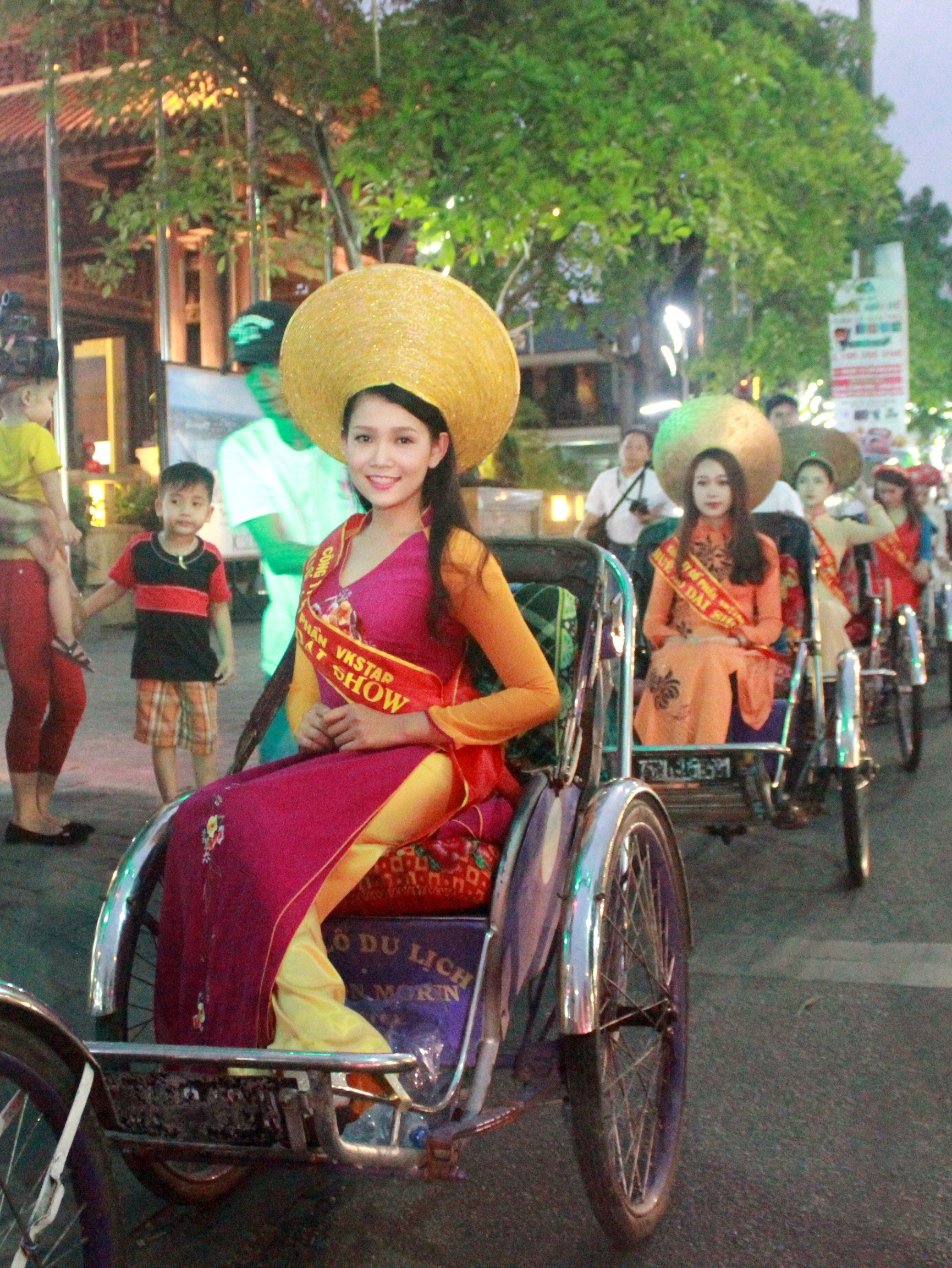 Tạo dáng trên xe xích lô