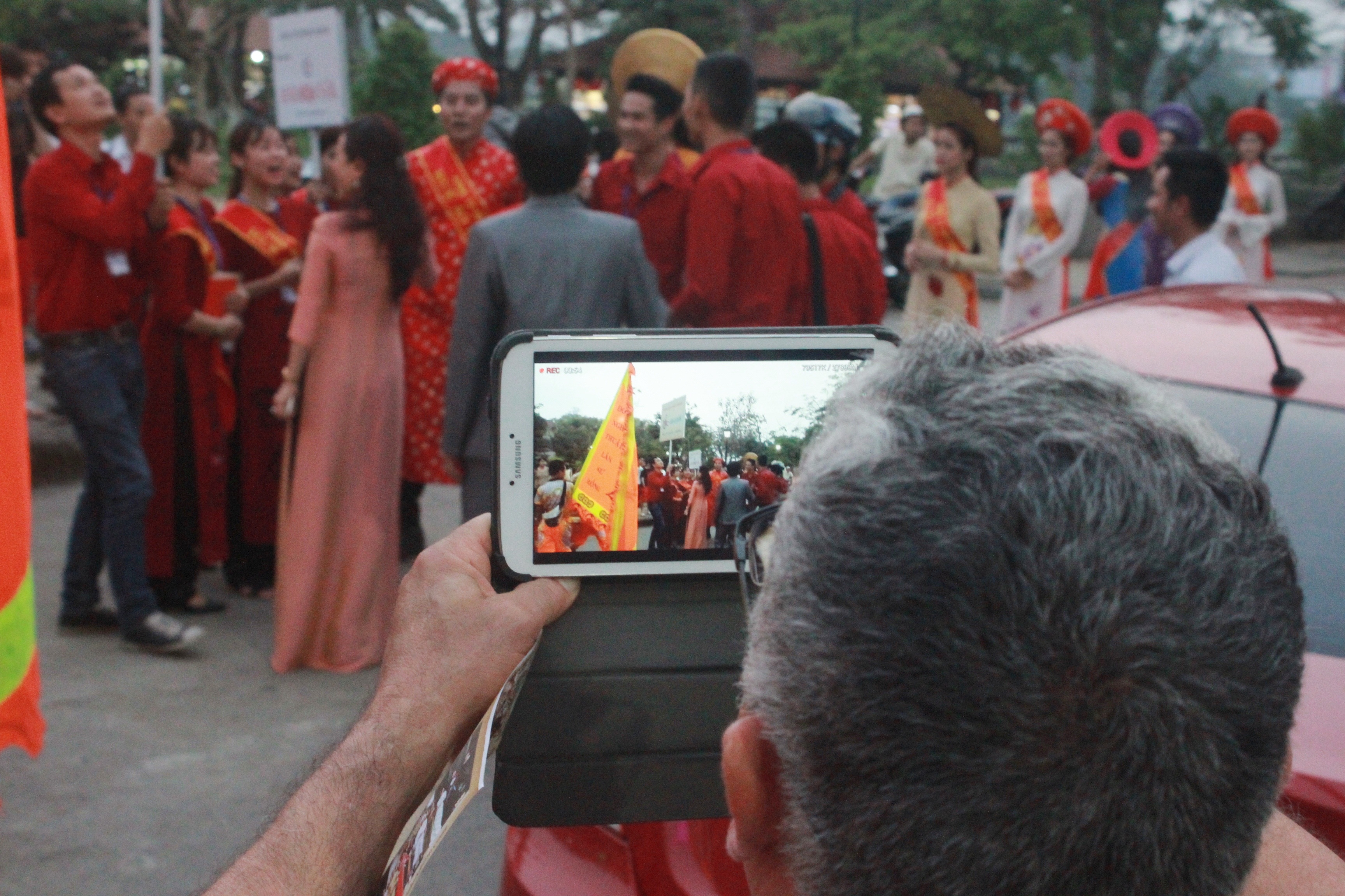 Du khách lưu lại khoảnh khắc đáng nhớ với áo dài Huế